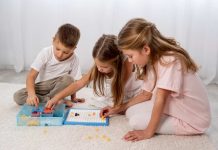 Estudios indican que los menores que pasan más de 5 horas al día frente a las pantallas tienen 30% más probabilidades de generar problemas de comportamiento