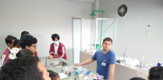 Voluntariados de América Latina buscan el origen de las botellas de plástico en las playas