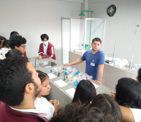 Voluntariados de América Latina buscan el origen de las botellas de plástico en las playas