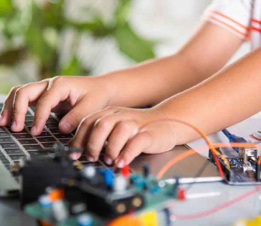 A empaparse de tecnología: niñas y niños podrán vivir campamento de verano tecnológico en la Región Metropolitana