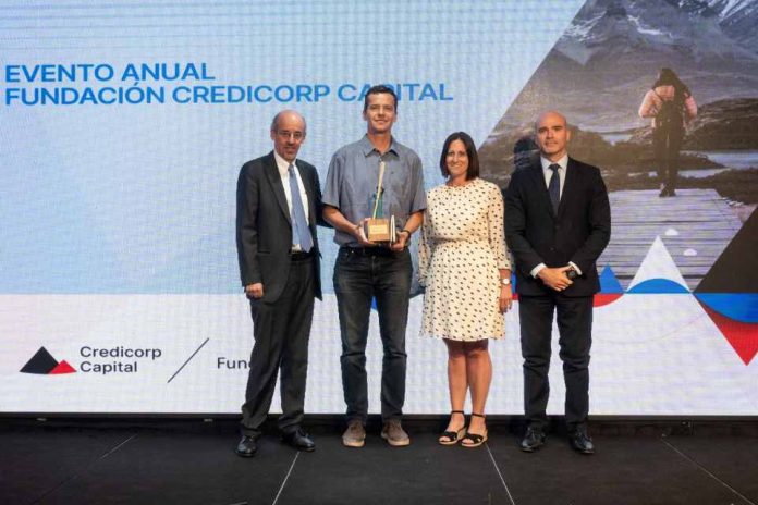 Tomás Recart Balze recibe Premio Fundación Credicorp Capital por su aporte a la educación en Chile
