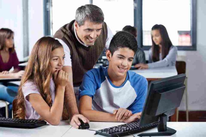 Encuesta UDD: 64% de los apoderados piensa que los profesores tienen pocas competencias digitales para promover habilidades tecnológicas