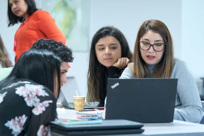 Kyndryl y United Way invirtieron más de 4000 horas para inspirar a  estudiantes y docentes de la región latinoamericana en las habilidades STEM