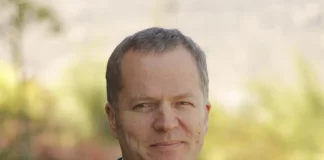 Worldcoin: la empresa prohibida en España que escanea el iris por dinero y que ha captado miles de personas en Chile