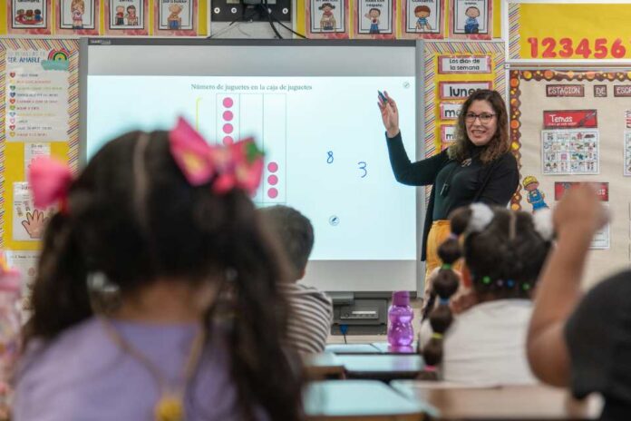 Educadores chilenos podrán cursar una maestría en Estados Unidos mientras viven la experiencia de enseñar fuera de su país Educadores chilenos podrán cursar una maestría en Estados Unidos mientras viven la experiencia de enseñar fuera de su país