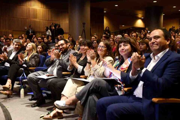Más de 805 mil integrantes de comunidades educativas participaron en proceso que contribuirá a la actualización del currículum escolar 
