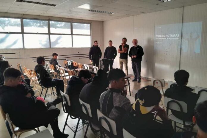 Programa Voces Futuras: Jóvenes de Cerro Navia reciben talleres gratuitos de comunicación