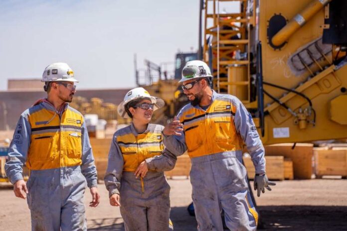 Llega a Chile el programa de capacitación gratuita “Técnicos y Técnicas para el Mundo”, impartido por Finning y Caterpillar