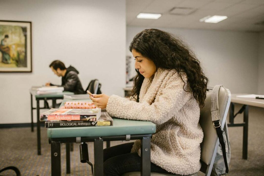 Primer preuniversitario online ofrece ensayos PAES gratuitos para colegios y liceos de todo Chile
