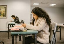 Primer preuniversitario online ofrece ensayos PAES gratuitos para colegios y liceos de todo Chile