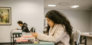 Primer preuniversitario online ofrece ensayos PAES gratuitos para colegios y liceos de todo Chile