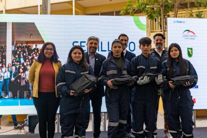 Tecnología y Valor Social Impulso del Semillero LomasLab en Liceo Politécnico Los Arenales de Antofagasta Tecnología y Valor Social Impulso del Semillero LomasLab en Liceo Politécnico Los Arenales de Antofagasta