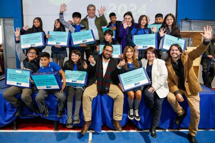 Gobierno inició la entrega de 123 mil computadores a estudiantes de séptimo básico de todo el país