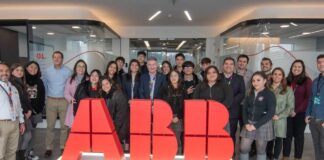 ABB en Chile recibe a estudiantes en actividad “Socios por un día” para entregar orientación profesional