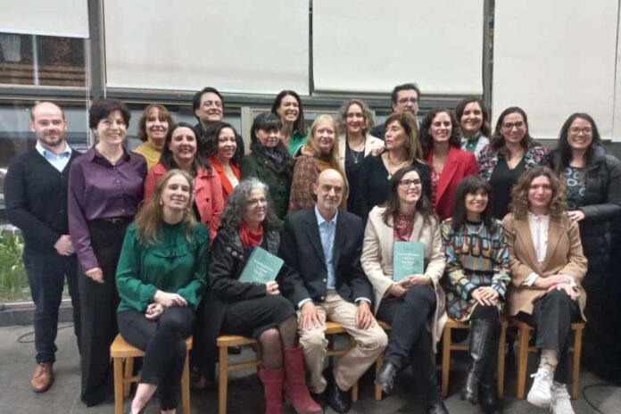 Acompañando en el camino de la crianza especialistas responden más de 400 preguntas frecuentes de padres sobre el bienestar de sus hijos e hijas Acompañando en el camino de la crianza: especialistas responden más de 400 preguntas frecuentes de padres sobre el bienestar de sus hijos e hijas