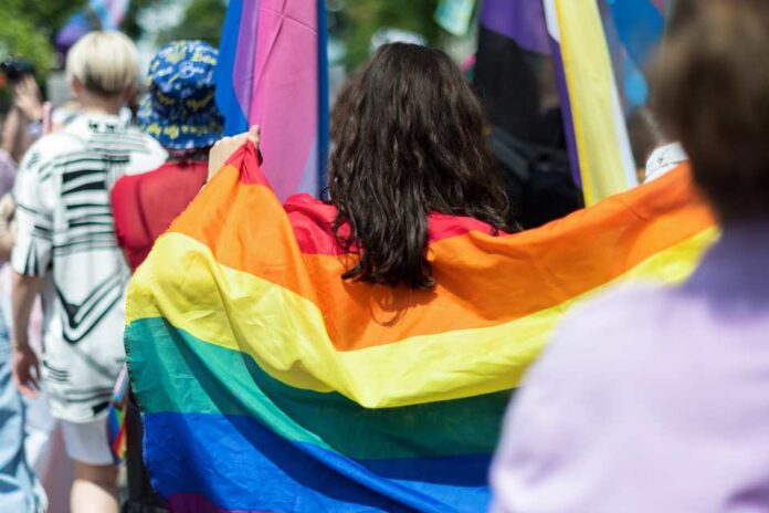 Día Internacional del Orgullo LGBTIQA+ Conoce el origen y significado de su simbología El Día Internacional del Orgullo LGBTIQA+ se celebra el próximo 28 de junio, con origen en la revuelta de Stonewall en Nueva York (1969). Tiene como propósito promover la igualdad de derechos y el respeto por la identidad y la diversidad sexual. Los expertos lingüistas de Babbel, la plataforma premium de aprendizaje de idiomas, recopilaron y analizaron el origen y significado de la simbología del colectivo LGBTIQA+