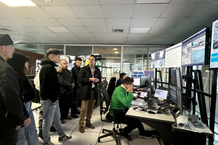 Estudiantes de la Universidad Santo Tomás visitaron el Centro Integrado de Operaciones (CIO) de Codelco Andina Estudiantes de la Universidad Santo Tomás visitaron el Centro Integrado de Operaciones (CIO) de Codelco Andina