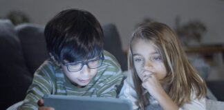 Experto entrega consejos para gestionar las emociones de los hijos en medio de la sobreestimulación tecnológica 