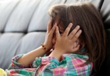 Psiquiatra de clínica las condes entrega cuatro consejos para alejar a los niños de las pantallas y evitar la ansiedad en estas vacaciones de invierno