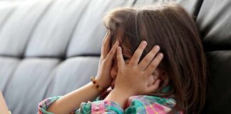 Psiquiatra de clínica las condes entrega cuatro consejos para alejar a los niños de las pantallas y evitar la ansiedad en estas vacaciones de invierno