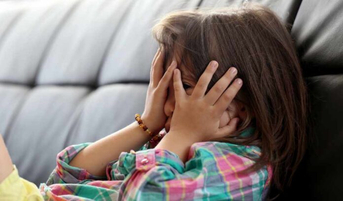 Psiquiatra de clínica las condes entrega cuatro consejos para alejar a los niños de las pantallas y evitar la ansiedad en estas vacaciones de invierno