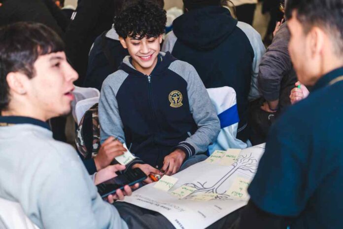 Solve for Tomorrow convoca a jóvenes en gira nacional 2024 que busca a los líderes del mañana