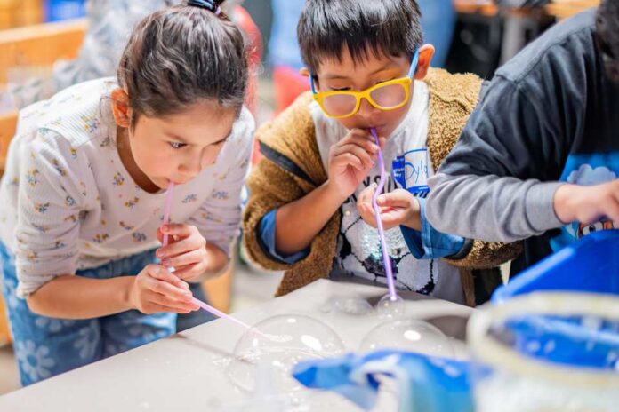 Vacaciones de invierno 2024 Fundación Mustakis invita a niñas, niños y jóvenes a participar de talleres en Santiago, regiones y en su plataforma virtual Planeta Mustakis Vacaciones de invierno 2024: Fundación Mustakis invita a niñas, niños y jóvenes a participar de talleres en Santiago, regiones y en su plataforma virtual Planeta Mustakis