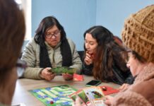 3 mil personas mayores aprenden sobre insectos con juego de mesa