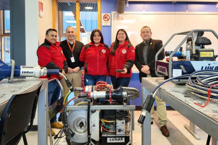 Estudiantes de Campus Arauco reparan equipamiento del Cuerpo de Bomberos de Curanilahue
