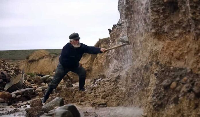 “La fabulosa máquina de cosechar oro”: estrenan conmovedor documental chileno premiado en Guadalajara