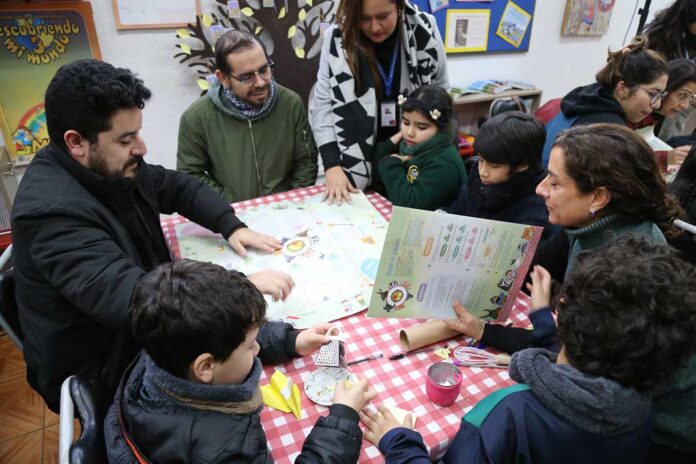 Mineduc presenta “Mantel de palabras”, juego educativo para fomentar la lectura que beneficiará a 279 mil estudiantes del país