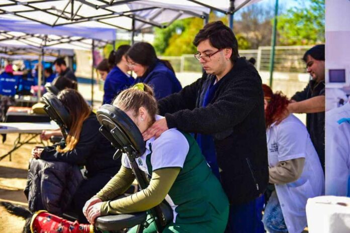 Realizan operativo en beneficio de 400 vecinos de zona afectada por incendios en Valparaíso Realizan operativo en beneficio de 400 vecinos de zona afectada por incendios en Valparaíso