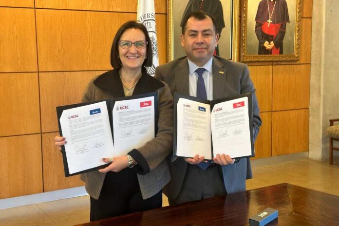 UCSC firma convenio con Buses JAC y Biobío para descuentos en programas académicos