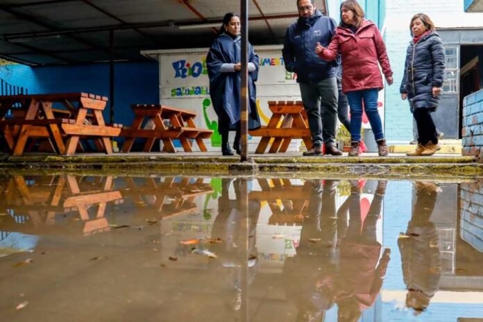 Ministro Cataldo evalúa daños a la infraestructura educacional por sistema frontal “Se informará a tiempo a las comunidades si se requiere mantener la suspensión”