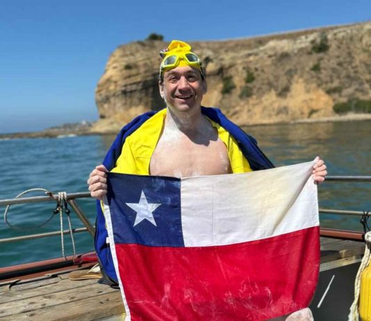 En 12 hrs 38 min el nadador chileno Francisco Javier Aguirre logra su segunda corona luego de cruzar de noche y sin traje los 32,5 kms del Canal de Catalina en EEUU