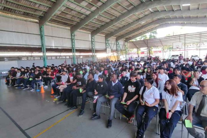 Escolares chilenos de educación media aprenden de finanzas personales para reducir la tasa de endeudamiento juvenil