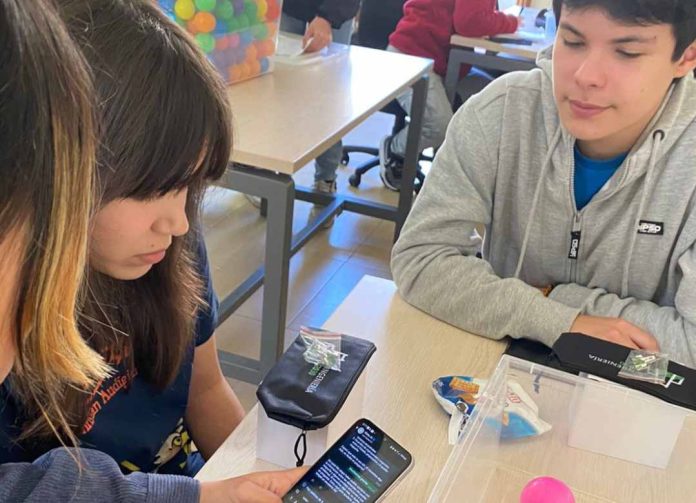 Estudiantes de enseñanza media participan en talleres de IA y ciberseguridad organizados por la USM