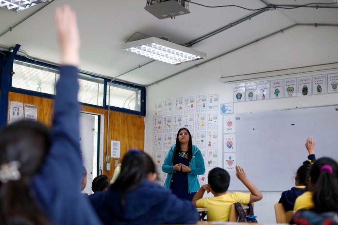 Mineduc anuncia los Servicios Locales que recibirán sus establecimientos educacionales a partir del 1 de enero de 2025. nuevos SLEP