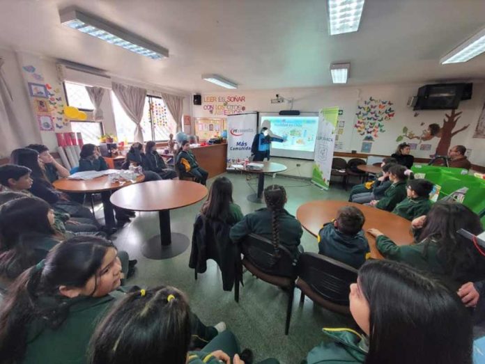 Tres colegios de Talca recibieron instalación de puntos limpios
