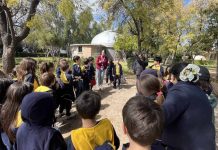 ¿Cuáles son los beneficios de impulsar la educación astronómica en niños y jóvenes?