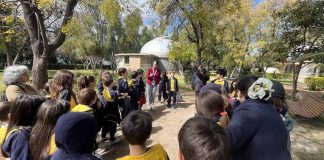 ¿Cuáles son los beneficios de impulsar la educación astronómica en niños y jóvenes?