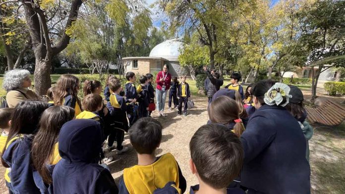 ¿Cuáles son los beneficios de impulsar la educación astronómica en niños y jóvenes?