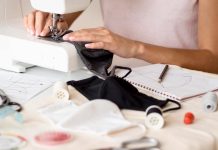 Día Mundial de la Costurera: La respuesta sostenible frente al auge del Fast Fashion Día Mundial de la Costurera: La respuesta sostenible frente al auge del Fast Fashion ● El oficio ha demostrado una notable capacidad de resiliencia y adaptación. Mantiene su enfoque en la calidad y el trabajo artesanal, mientras atiende las demandas del retail y la reutilización de prendas. El Fast Fashion es un modelo de producción en la industria de la moda que se caracteriza por la fabricación rápida y masiva de ropa a bajo costo, donde grandes marcas del retail crean colecciones siguiendo las últimas tendencias para satisfacer la demanda de los clientes. Este enfoque permite renovar el inventario constantemente, incentivando el consumo frecuente; sin embargo, ha sido criticado por su impacto ambiental, debido al uso de materiales de baja calidad y la generación de desechos, así como por prácticas laborales poco éticas en países con mano de obra barata. Actualmente, el fast fashion consume alrededor de 98 millones de toneladas anuales de recursos no renovables y aproximadamente 93 mil millones de metros cúbicos de agua, según cifras de Statista. Por su parte, el 14 de octubre se celebra el Día Mundial de la Costurera, una efeméride que cobra cada vez más relevancia, por ofrecer una alternativa sostenible en un mundo dominado por esta tendencia. En respuesta a esta realidad, la costura ha demostrado una notable capacidad de adaptación. Mantiene su enfoque en la calidad y el trabajo artesanal, mientras atiende las demandas del retail y la reutilización de prendas. Además, el oficio ha encontrado en las plataformas digitales una herramienta para llegar a más personas, quienes muestran cada vez más interés en confeccionar ropa propia y respetuosa con el medioambiente. Amalia Valencia, diseñadora de vestuario y profesora de costura en Superprof, plataforma que conecta a más de 29 millones de profesores de diversas disciplinas con estudiantes de todas las edades, comenta que “la costura artesanal enfrenta el desafío de competir con un mercado saturado de prendas de bajo costo y rápida producción. Sin embargo, mis alumnas han aprendido a aprovechar prendas en desuso, dándoles una nueva vida. Muchas toman clases para confeccionar ropa a medida y crear piezas únicas, reutilizando materiales que de otro modo serían desechados". En cuanto a la sostenibilidad, la costura artesanal ofrece una alternativa viable. En ese contexto, agrega que "de una prenda se puede crear otra nueva, y esto es algo cada vez más valorado por los consumidores. La tendencia hacia la moda sostenible está creciendo, y la creación de prendas hechas a mano, que combinan materiales y técnicas, ofrece una respuesta concreta al problema del desperdicio textil”. Este renacimiento del oficio subraya que, en un mundo cada vez más consciente de los impactos ambientales de la moda, la costura artesanal sigue siendo una opción viable y valiosa para crear moda con propósito.