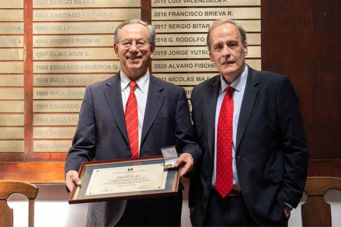 Instituto de Ingenieros premia la trayectoria de Andrés Navarro