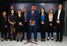 Ministro Nicolás Cataldo tras reunión de coordinación por el INBA: “Estamos frente a un hecho que no puede ser tolerado” Ministro Nicolás Cataldo tras reunión de coordinación por el INBA: “Estamos frente a un hecho que no puede ser tolerado” Las autoridades acordaron tres ejes de acción: aplicar una contención psicosocial a la comunidad del liceo, reforzar la seguridad en el entorno de establecimientos educacionales, y apoyar a los estudiantes afectados para que puedan terminar su año escolar. 24 de octubre de 2024.- El ministro de Educación, Nicolás Cataldo; la subsecretaria de Educación, Alejandra Arratia; el delegado presidencial de la RM, Gonzalo Durán; y el director de Educación de Santiago, Rodrigo Roco, se reunieron para avanzar en el trabajo de apoyo a la comunidad del Internado Nacional Barros Arana (INBA). En la reunión, realizada en el Mineduc, las autoridades acordaron tres ejes de acción: contención psicosocial a través de los Equipos de Apoyo a la Respuesta en Salud Mental (ARSAM) del Ministerio de Salud y de los Dispositivos de Apoyo Psicosocial Transitorio (DAPS) de Junaeb, y la intervención del Mineduc en la convivencia educativa; el refuerzo de la seguridad en el entorno de establecimientos educacionales, en especial en el INBA; y el apoyo administrativo a la DEM de Santiago para que los estudiantes afectados puedan terminar su año escolar. El ministro Nicolás Cataldo informó que el Mineduc está a disposición del liceo para asegurar sus condiciones de seguridad y así normalizar las clases, lo que implica también la disposición de recursos para reparar la infraestructura. “Es decir, aquí tenemos a todo el aparato educacional a disposición para resolver cuanto antes esta crisis, superarla con la comunidad a través de las herramientas y los recursos que se han dispuesto para esta situación”, dijo. El delegado Gonzalo Durán explicó que “vamos a seguir trabajando en un plan preventivo con el propósito de minimizar alteraciones, afectaciones al orden público”, para “que hechos de esta naturaleza no se repitan, ni de esta naturaleza ni otros de orden público que afecten la convivencia, el funcionamiento de las actividades académicas y el normal funcionamiento de la ciudad”. En tanto, Rodrigo Roco detalló que desde 2022 a la fecha la Municipalidad de Santiago ha presentado 17 querellas por hechos de violencia, los que han ido disminuyendo. “Vamos a seguir trabajando para que esto no vuelva a ocurrir en ninguno de nuestros establecimientos educacionales. Para eso es imperioso que el aparato público y el sistema escolar actúe de forma coordinada”. Al mediodía, el Ministerio de Salud informó que, de los 35 estudiantes afectados, 25 continuaban hospitalizados la mañana de este jueves, de los cuales 16 tenían distintos niveles de gravedad, y 10 habían sido dados de alta. “Los adultos tenemos un rol que cumplir” El ministro Cataldo también reiteró su condena a los hechos de violencia y dijo que “estamos frente a un hecho lamentable que nos llena de dolor, que afecta a una comunidad educativa completa, al sistema educacional y al país. Esto es un daño al patrimonio fundamental de nuestra patria, que son nuestros niños, niñas y jóvenes, pero también estamos frente a un hecho que no puede ser tolerado”. “No hay ninguna razón para justificar el uso de armas incendiarias, el uso de la violencia, ni para calificarla como movilización social, ya que detrás de esta acción no hay demandas, rostros, ni propósitos. Las acciones de violencia como las que hemos visto no pueden ser legitimadas”, agregó. Además, el ministro planteó que “los adultos tenemos un rol que cumplir en este proceso, y no lo digo a propósito de este caso en particular. Los adultos tenemos la misión de formar a las nuevas generaciones. El sistema educativo tiene un propósito, sin duda, pero acá hay un problema mucho más grueso, que tiene relación el papel que cumplen las familias en los procesos formativos”.