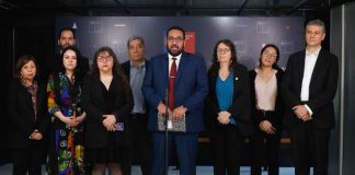 Ministro Nicolás Cataldo tras reunión de coordinación por el INBA: “Estamos frente a un hecho que no puede ser tolerado” Las autoridades acordaron tres ejes de acción: aplicar una contención psicosocial a la comunidad del liceo, reforzar la seguridad en el entorno de establecimientos educacionales, y apoyar a los estudiantes afectados para que puedan terminar su año escolar. 24 de octubre de 2024.- El ministro de Educación, Nicolás Cataldo; la subsecretaria de Educación, Alejandra Arratia; el delegado presidencial de la RM, Gonzalo Durán; y el director de Educación de Santiago, Rodrigo Roco, se reunieron para avanzar en el trabajo de apoyo a la comunidad del Internado Nacional Barros Arana (INBA). En la reunión, realizada en el Mineduc, las autoridades acordaron tres ejes de acción: contención psicosocial a través de los Equipos de Apoyo a la Respuesta en Salud Mental (ARSAM) del Ministerio de Salud y de los Dispositivos de Apoyo Psicosocial Transitorio (DAPS) de Junaeb, y la intervención del Mineduc en la convivencia educativa; el refuerzo de la seguridad en el entorno de establecimientos educacionales, en especial en el INBA; y el apoyo administrativo a la DEM de Santiago para que los estudiantes afectados puedan terminar su año escolar. El ministro Nicolás Cataldo informó que el Mineduc está a disposición del liceo para asegurar sus condiciones de seguridad y así normalizar las clases, lo que implica también la disposición de recursos para reparar la infraestructura. “Es decir, aquí tenemos a todo el aparato educacional a disposición para resolver cuanto antes esta crisis, superarla con la comunidad a través de las herramientas y los recursos que se han dispuesto para esta situación”, dijo. El delegado Gonzalo Durán explicó que “vamos a seguir trabajando en un plan preventivo con el propósito de minimizar alteraciones, afectaciones al orden público”, para “que hechos de esta naturaleza no se repitan, ni de esta naturaleza ni otros de orden público que afecten la convivencia, el funcionamiento de las actividades académicas y el normal funcionamiento de la ciudad”. En tanto, Rodrigo Roco detalló que desde 2022 a la fecha la Municipalidad de Santiago ha presentado 17 querellas por hechos de violencia, los que han ido disminuyendo. “Vamos a seguir trabajando para que esto no vuelva a ocurrir en ninguno de nuestros establecimientos educacionales. Para eso es imperioso que el aparato público y el sistema escolar actúe de forma coordinada”. Al mediodía, el Ministerio de Salud informó que, de los 35 estudiantes afectados, 25 continuaban hospitalizados la mañana de este jueves, de los cuales 16 tenían distintos niveles de gravedad, y 10 habían sido dados de alta. “Los adultos tenemos un rol que cumplir” El ministro Cataldo también reiteró su condena a los hechos de violencia y dijo que “estamos frente a un hecho lamentable que nos llena de dolor, que afecta a una comunidad educativa completa, al sistema educacional y al país. Esto es un daño al patrimonio fundamental de nuestra patria, que son nuestros niños, niñas y jóvenes, pero también estamos frente a un hecho que no puede ser tolerado”. “No hay ninguna razón para justificar el uso de armas incendiarias, el uso de la violencia, ni para calificarla como movilización social, ya que detrás de esta acción no hay demandas, rostros, ni propósitos. Las acciones de violencia como las que hemos visto no pueden ser legitimadas”, agregó. Además, el ministro planteó que “los adultos tenemos un rol que cumplir en este proceso, y no lo digo a propósito de este caso en particular. Los adultos tenemos la misión de formar a las nuevas generaciones. El sistema educativo tiene un propósito, sin duda, pero acá hay un problema mucho más grueso, que tiene relación el papel que cumplen las familias en los procesos formativos”.