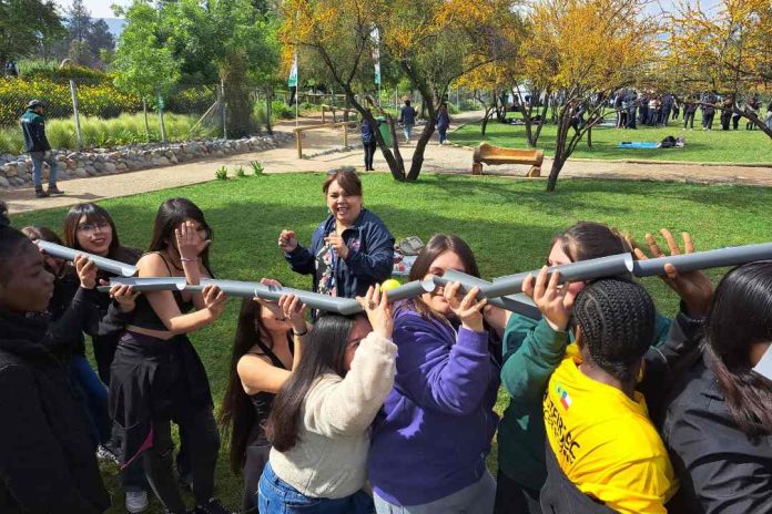 Profesores Desempeñan un Rol Clave en el Desarrollo de Habilidades Socioemocionales de sus Estudiantes (1) https://portaleduca.cl/profesores-desempenan-un-rol-clave-en-el-desarrollo-de-habilidades-socioemocionales-de-sus-estudiantes/