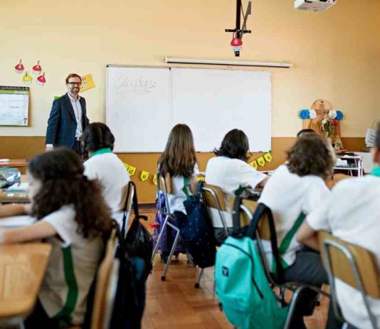 “Si los profesores se encuentran bien, los estudiantes también lo estarán, y así se logrará el éxito del aprendizaje” “Si los profesores se encuentran bien, los estudiantes también lo estarán, y así se logrará el éxito del aprendizaje”