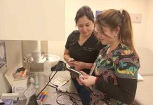 UDLA colabora con Hospital Dr. Gustavo Fricke en la toma de exámenes auditivos