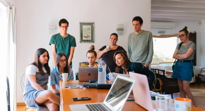 “Enseñando se aprende”: Último llamado a profesionales jóvenes que quieran transformar la educación del país